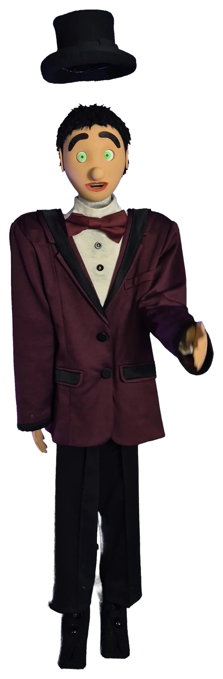 SAM l’automate avec son chapeau qui flotte au-dessus de sa tête.
